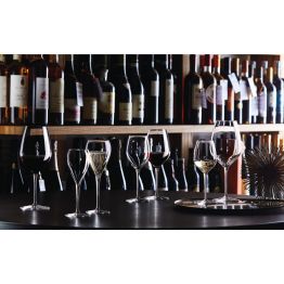 Inalto Tre Sensi - vytvo�ena ve spolupr�ci s italskou asociac� sommelier�. InAlto Tre Sensi je triumfem funkc� a designu, m� klasick� a elegantn� design, kter� je ide�ln� pro modern� a elegantn� prost�r�n�. Poh�ry jsou i p�es svou velmi n�zkou hmotnost velmi stabiln�, a to zejm�na d�ky absolutn� rovn� noze poh�ru. Neznateln� �stn� okraj poh�ru, byl vytvo�en d�ky pou�it� technologie laseru p�i v�rob�. Povrch Poh�r je o�et�en technologi� XLT, kter� zaru�uje trvale vysok� lesk i p�i mnoha myc�ch cyklech.